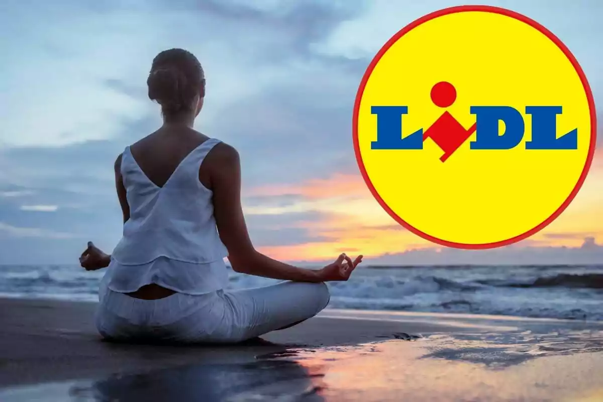 Persona meditant a la platja al capvespre amb el logo de Lidl a la cantonada superior dreta.