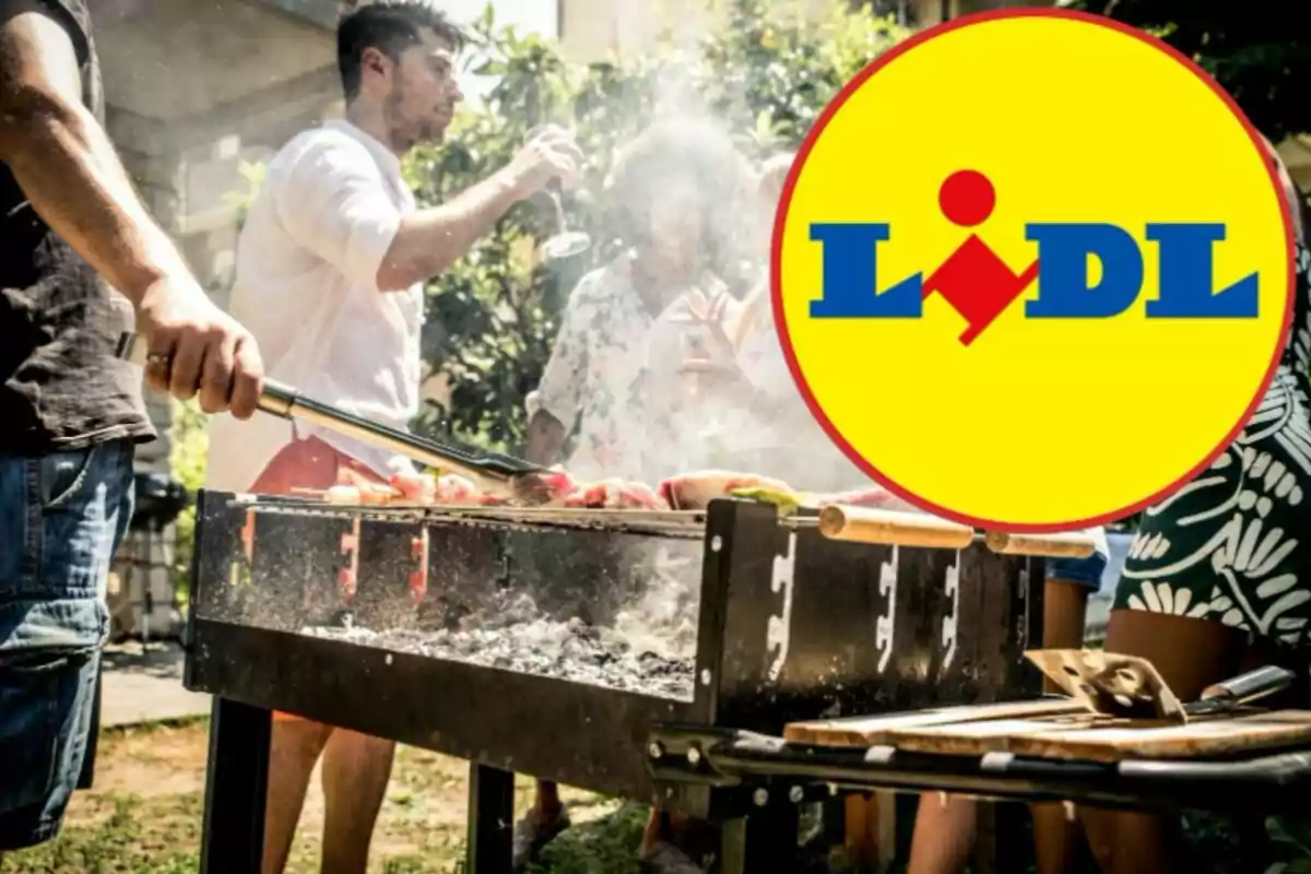 Persones gaudint d'una barbacoa exterior amb el logotip de Lidl en primer pla.