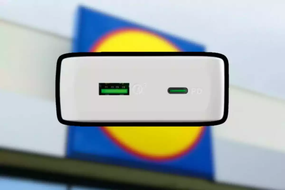 Un carregador amb ports USB i USB-C davant d'un fons desenfocat amb colors blau i groc. Un carregador amb ports USB i USB-C davant d'un fons desenfocat amb colors blau i groc.