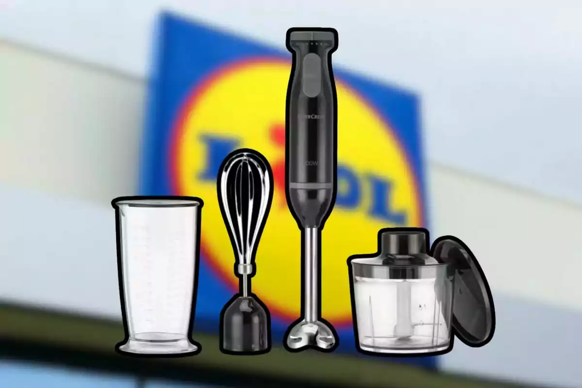 Imatge d'una batedora de mà amb accessoris davant d'un fons borros d'un logotip de supermercat. Imatge d'una batedora de mà amb accessoris davant d'un fons borros d'un logotip de supermercat.