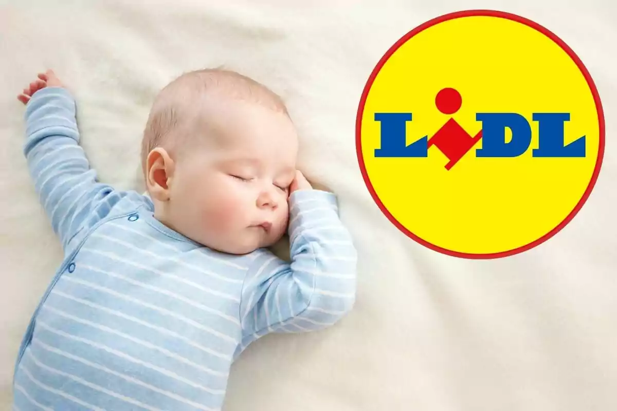 Un bebé durmiendo con un pijama azul a rayas junto al logo de Lidl en un fondo claro. Un bebé durmiendo con un pijama azul a rayas junto al logo de Lidl en un fondo claro.