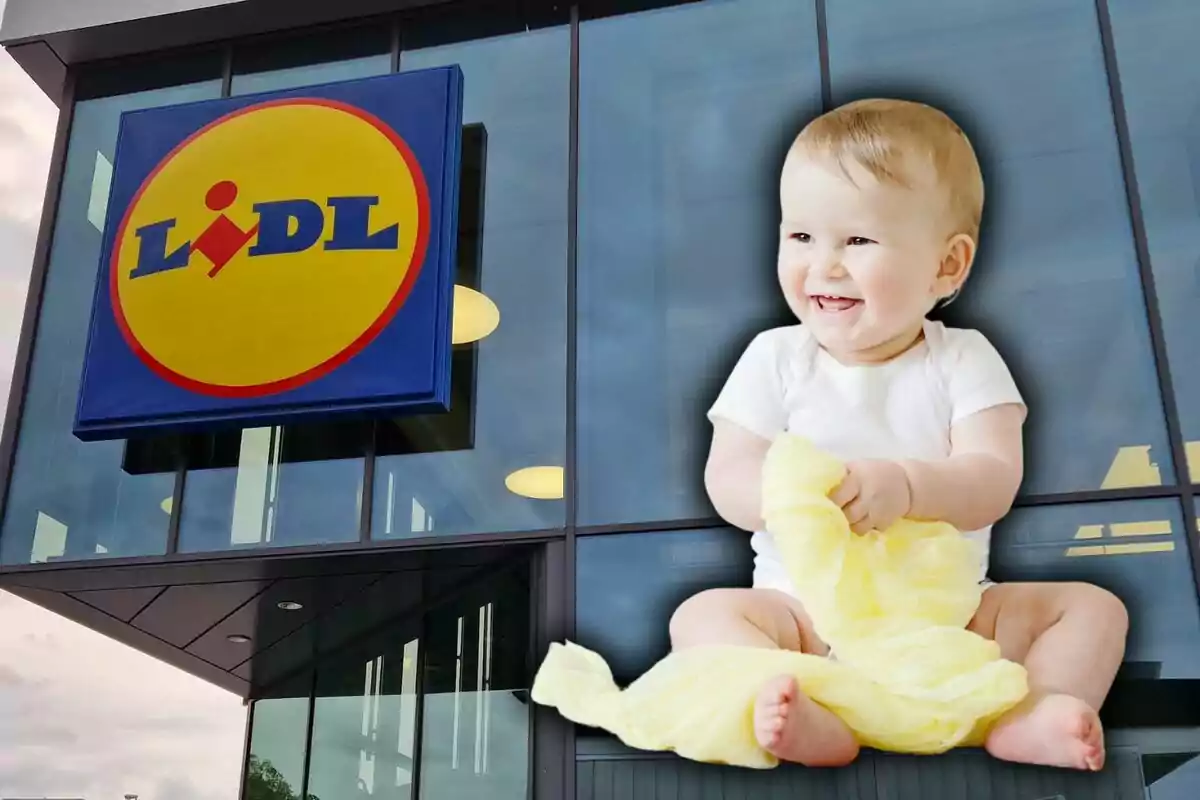 Un nadó somrient assegut davant d'una botiga Lidl.