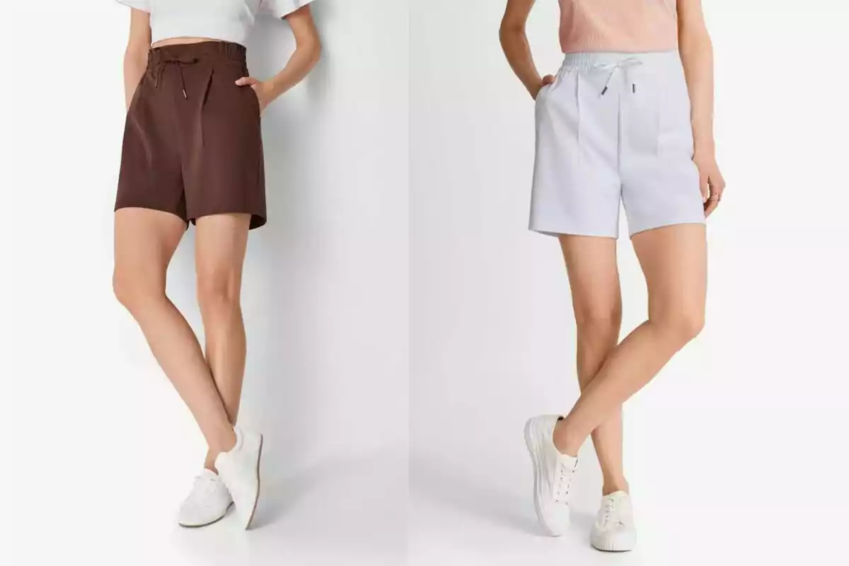 Dues dones llueixen shorts de tir alt amb cordó, una de color marró i l’altra de color blanc, totes dues porten vambes blanques i bruses clares. Dues dones llueixen shorts de tir alt amb cordó, una de color marró i l’altra de color blanc, totes dues porten vambes blanques i bruses clares.