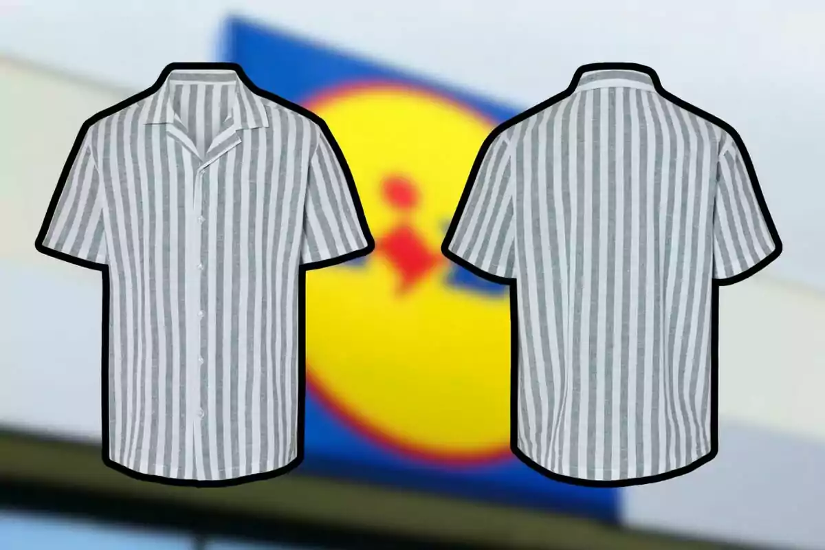 Una camisa de ratlles verticals en tons grisos i blancs es mostra des del davant i la part posterior, amb un fons desenfocat que sembla ser un logotip acolorit. Una camisa de ratlles verticals en tons grisos i blancs es mostra des del davant i la part posterior, amb un fons desenfocat que sembla ser un logotip acolorit.