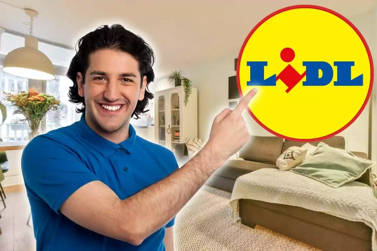 Un home somrient amb camisa blava assenyala el logotip de Lidl en una sala d'estar moderna.