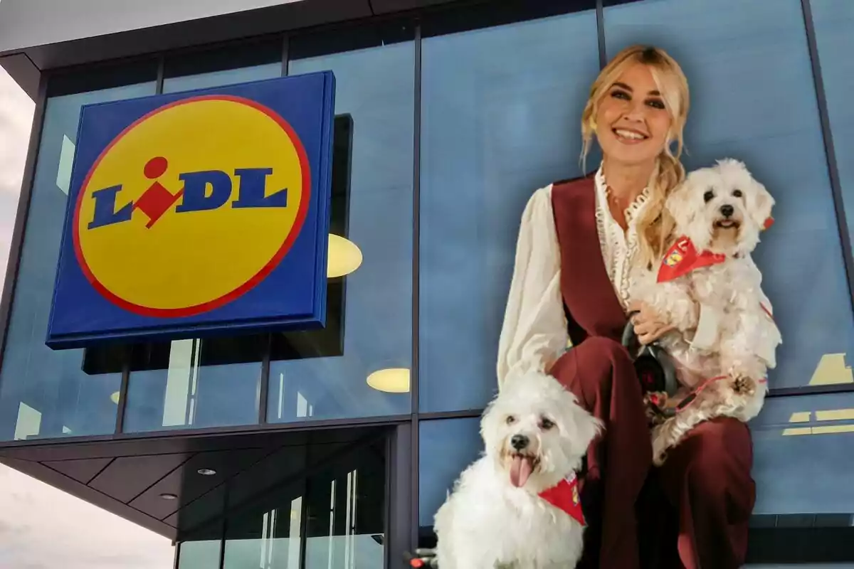 Una persona somrient amb dos gossos petits davant d'un edifici amb el logotip de Lidl.