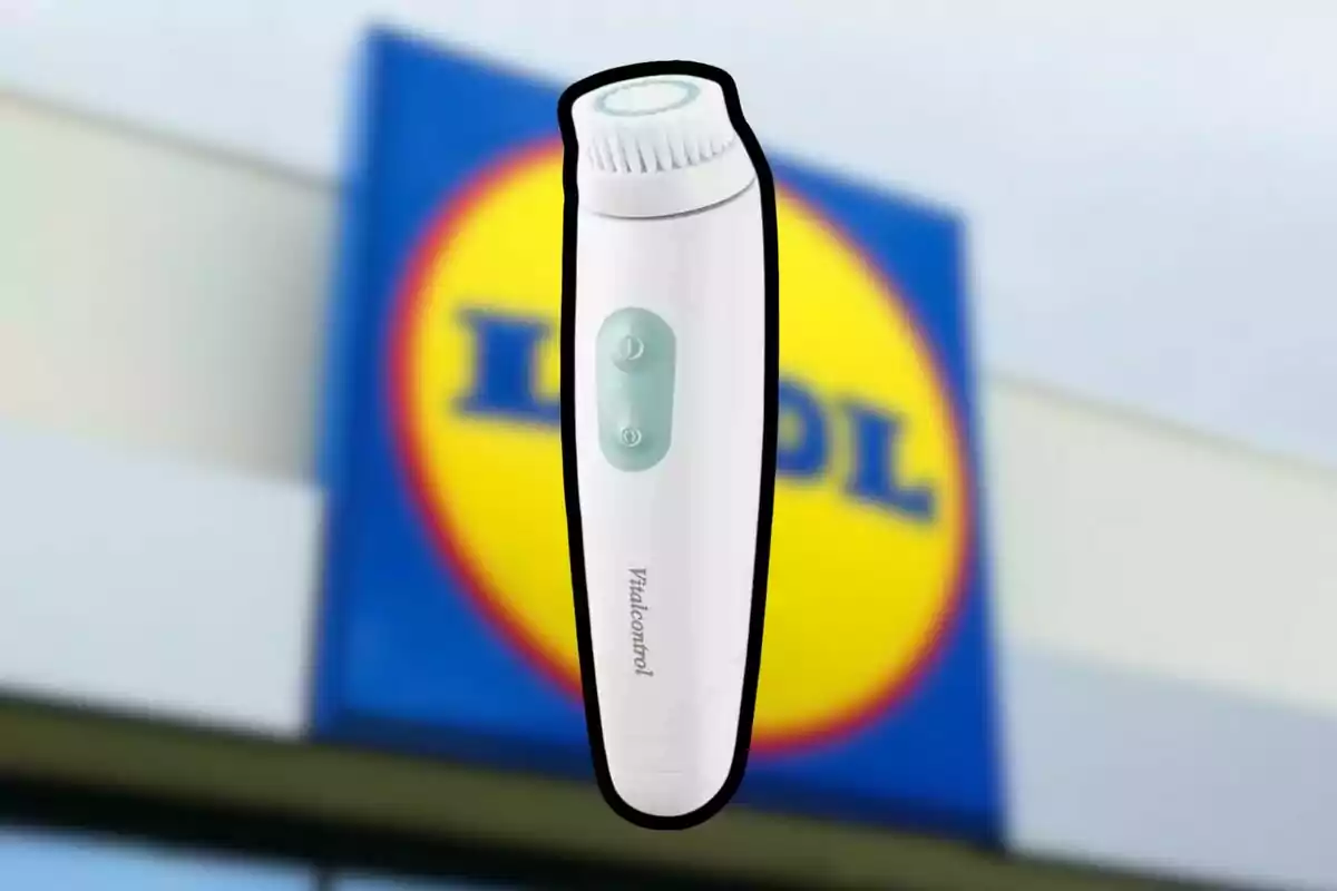 Un dispositiu de cura personal blanc amb un fons desenfocat d'un logotip de botiga. Un dispositiu de cura personal blanc amb un fons desenfocat d'un logotip de botiga.