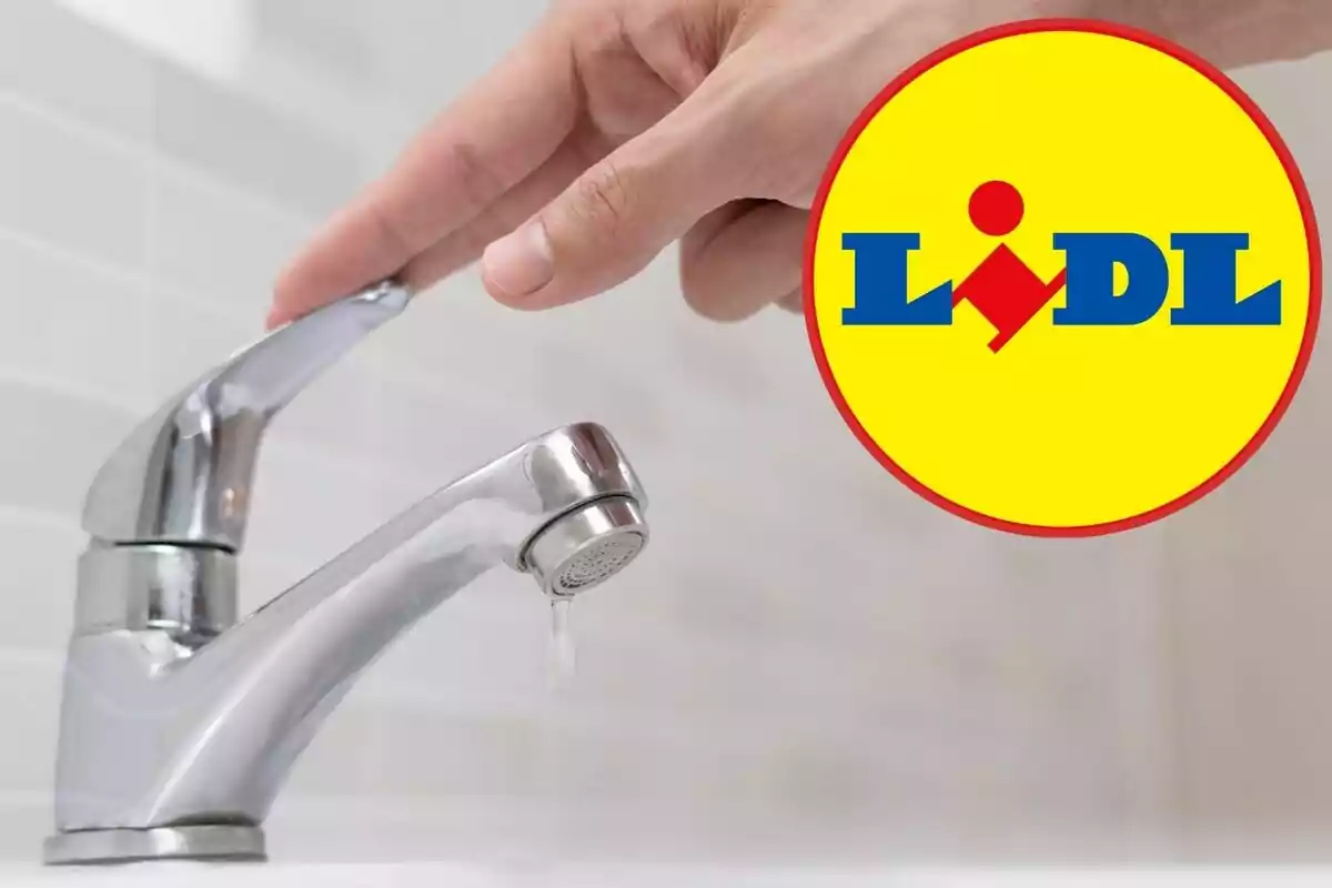 Una mano ajustando un grifo de agua con el logotipo de Lidl superpuesto.