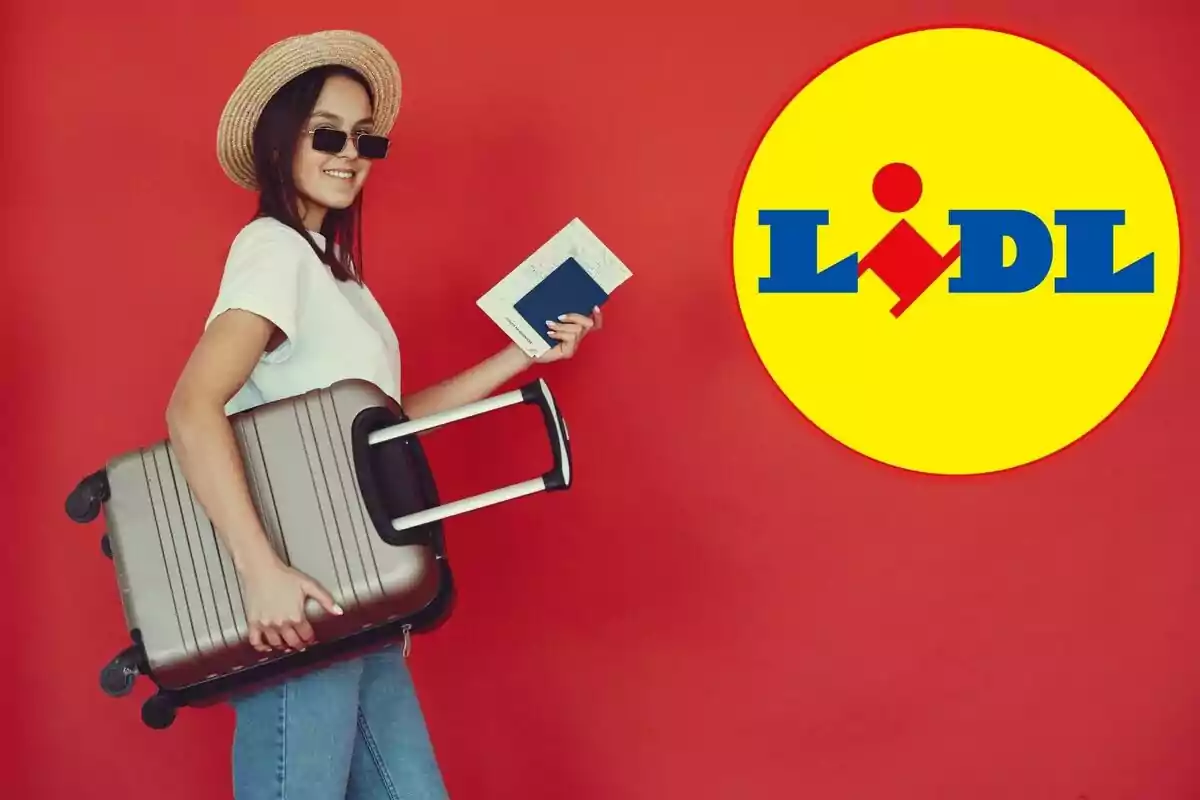 Una persona con sombrero y gafas de sol lleva una maleta y un pasaporte frente a un fondo rojo con el logo de Lidl.