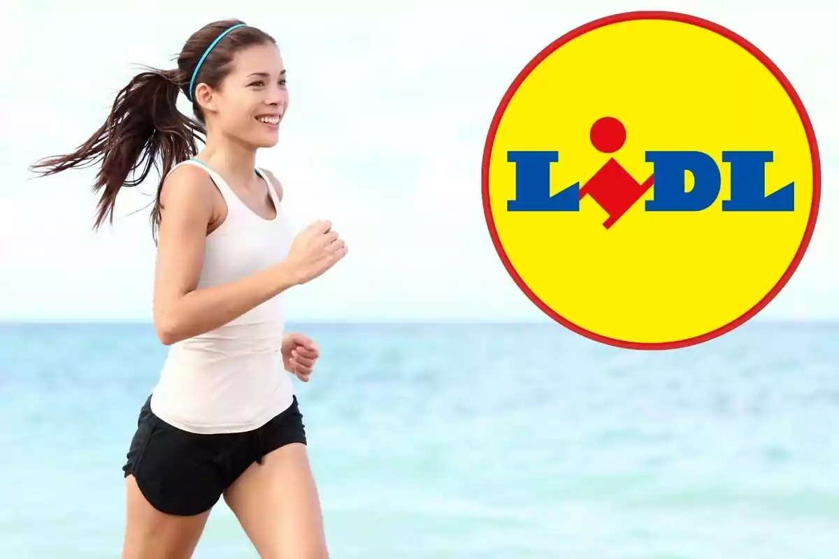 Dona corrent a la platja amb el logo de Lidl a la cantonada superior dreta.