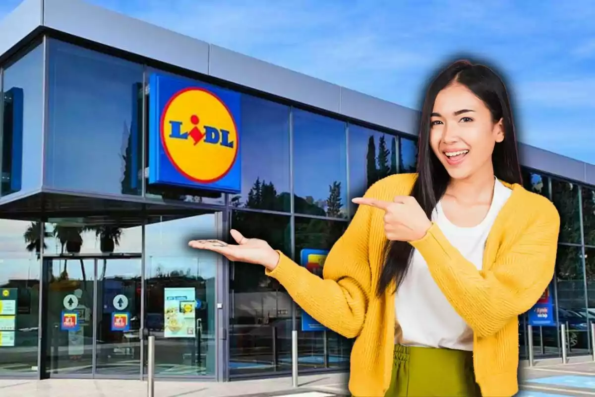 Una mujer sonriente con un suéter amarillo señala hacia un supermercado con un letrero visible.