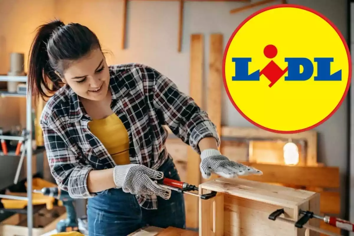 Mujer trabajando en un proyecto de carpintería con el logo de Lidl en la esquina.