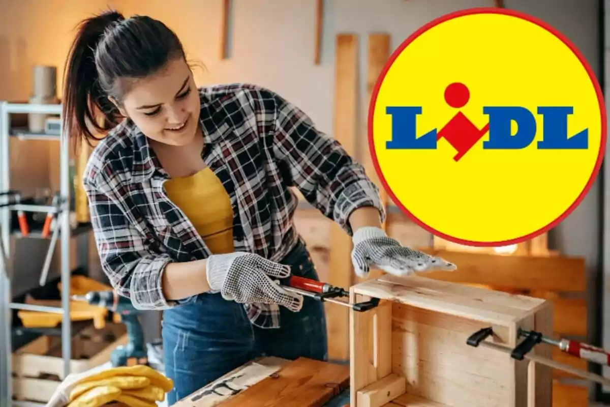 Dona treballant en un projecte de fusteria amb el logotip de Lidl al costat.