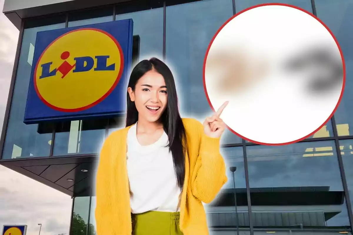 Una dona somrient amb un suèter groc assenyala cap a un cercle borrós davant d'una botiga Lidl.