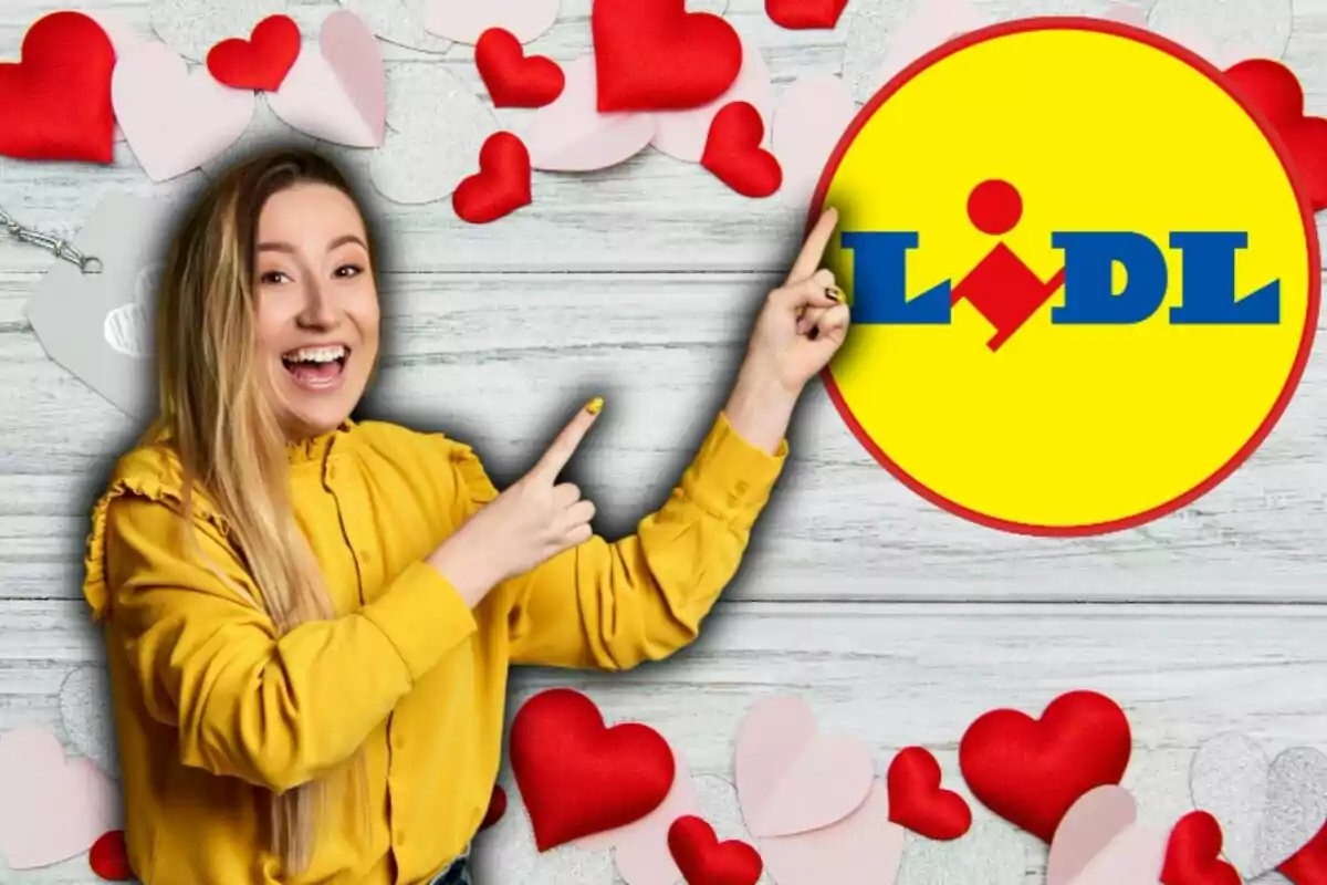 Una persona somrient amb una camisa groga assenyala el logotip de Lidl envoltat de cors vermells i rosats sobre un fons de fusta clara.