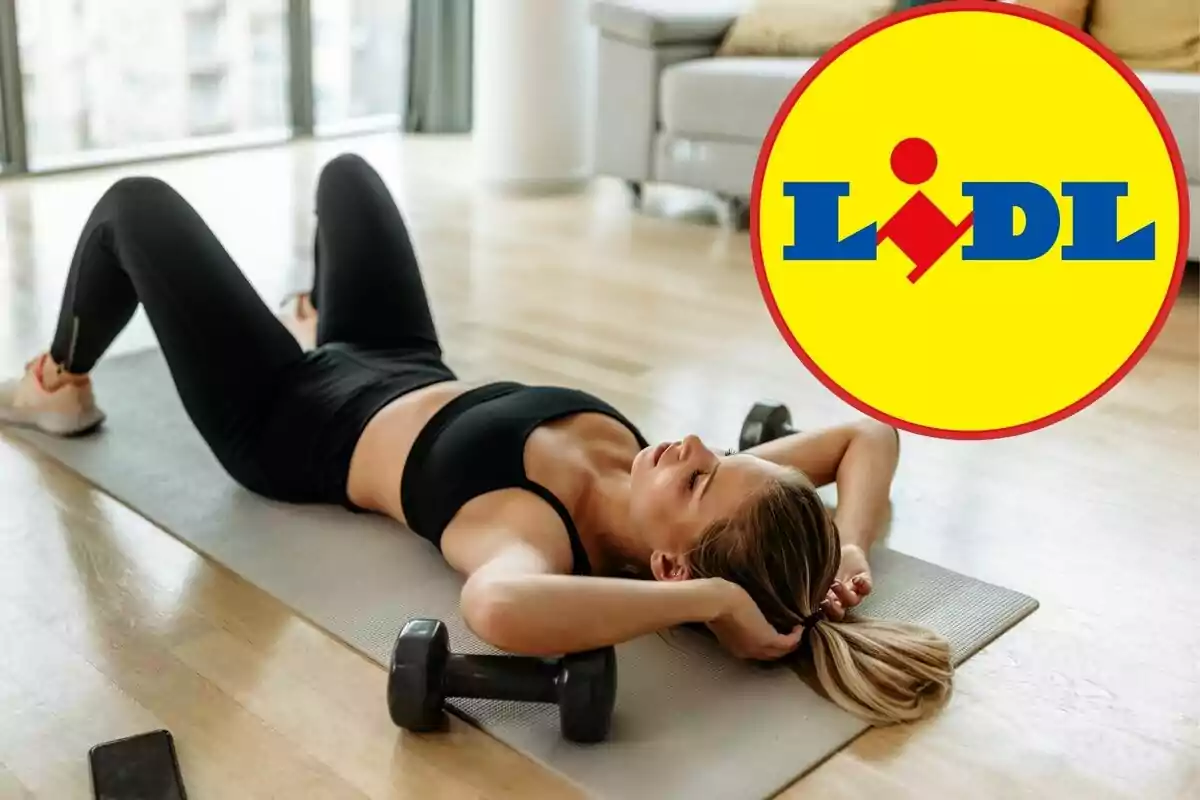 Dona descansant en una estoreta de ioga amb peses i un logotip de Lidl a la cantonada superior dreta.