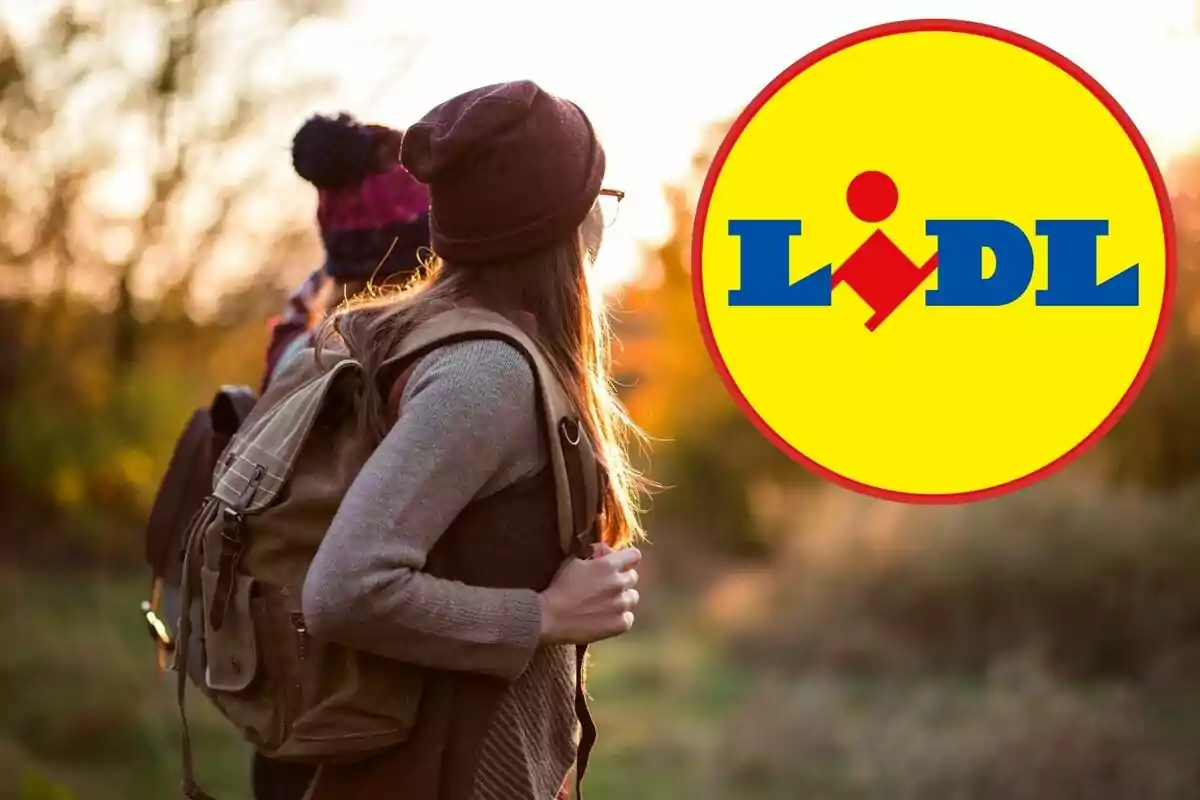 Dues persones amb motxilles caminant a l'aire lliure al capvespre amb el logotip de Lidl superposat.