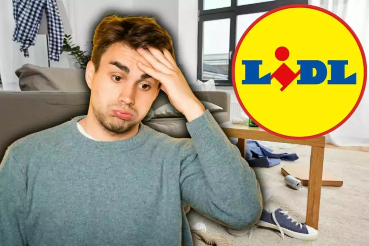 Un hombre con expresión preocupada se toca la frente mientras está sentado en una sala desordenada, con el logo de Lidl al lado.