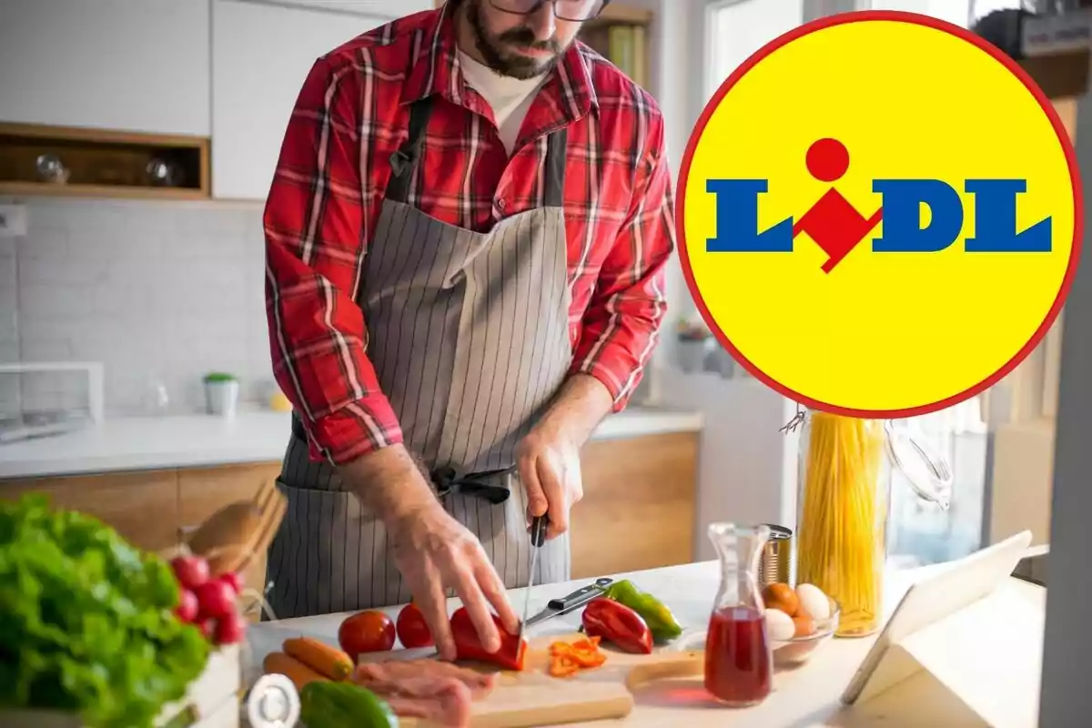Hombre con delantal cortando verduras en una cocina con el logo de Lidl superpuesto.