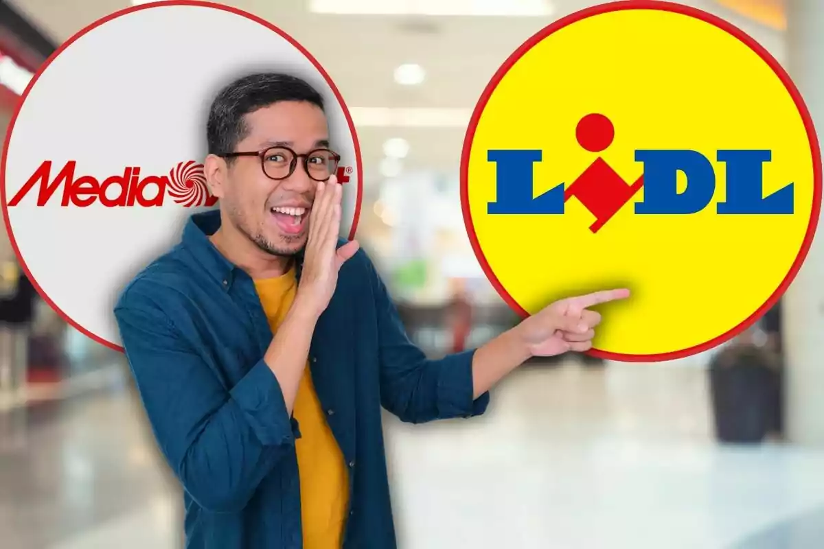 Home somrient i assenyalant el logotip de Lidl mentre xiuxiueja amb el logotip de MediaMarkt al fons.