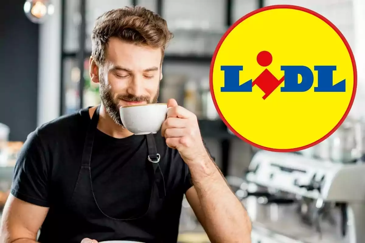 Un home amb barba i davantal negre gaudeix d'una tassa de cafè, amb el logotip de Lidl a la cantonada dreta.