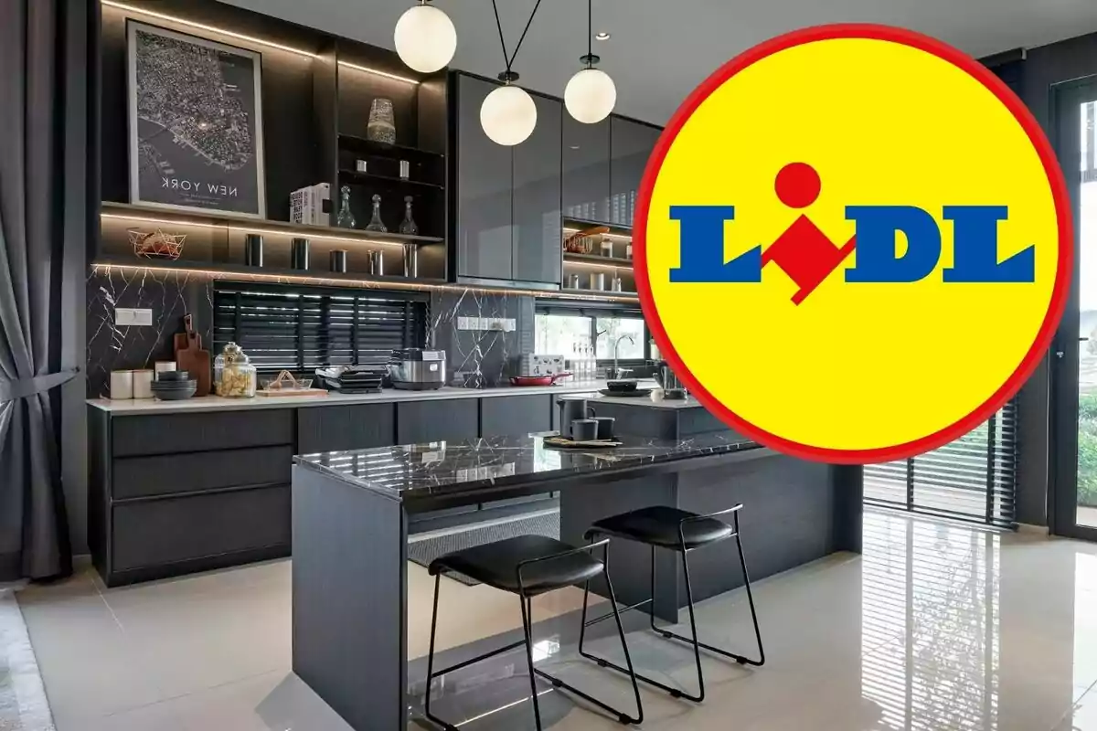 Una cuina moderna amb mobles foscos i una illa central, amb el logotip de Lidl superposat a la cantonada dreta.