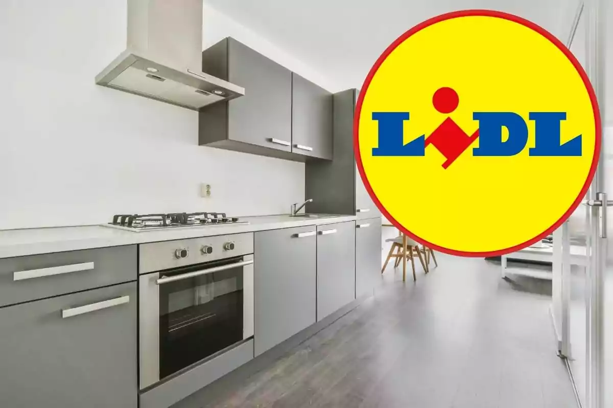 Cuina moderna amb mobles grisos i electrodomèstics d'acer inoxidable, amb un logotip de Lidl superposat a la cantonada dreta.