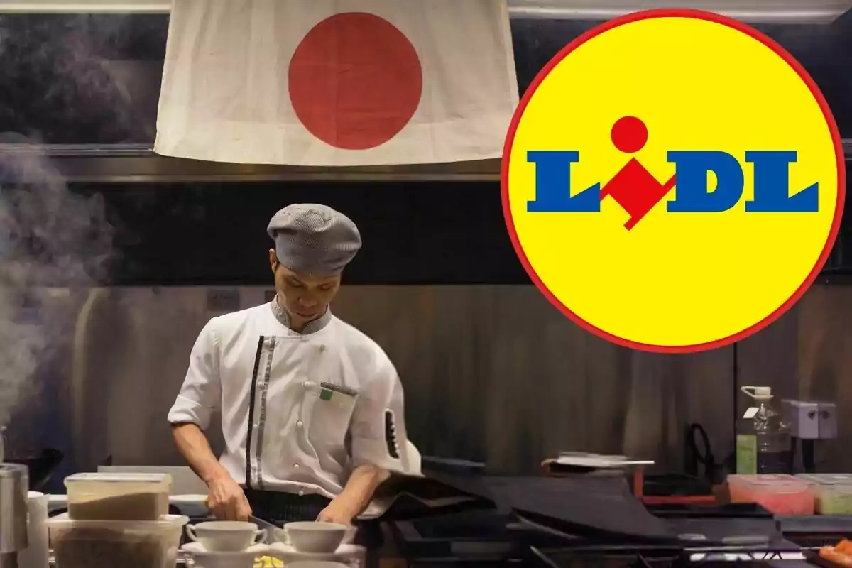 Un xef treballant en una cuina amb una bandera del Japó al fons i el logotip de Lidl superposat a la cantonada dreta.