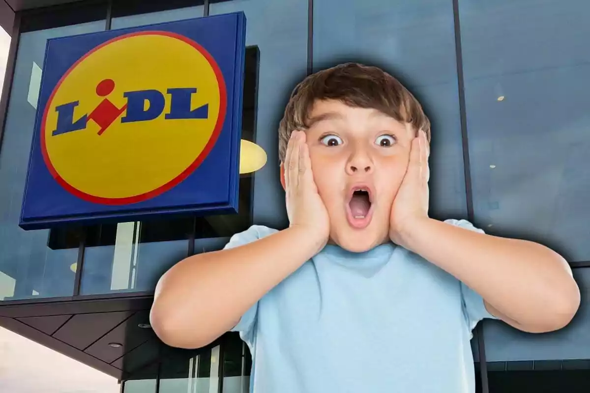 Un nen amb expressió de sorpresa davant d'un supermercat Lidl.