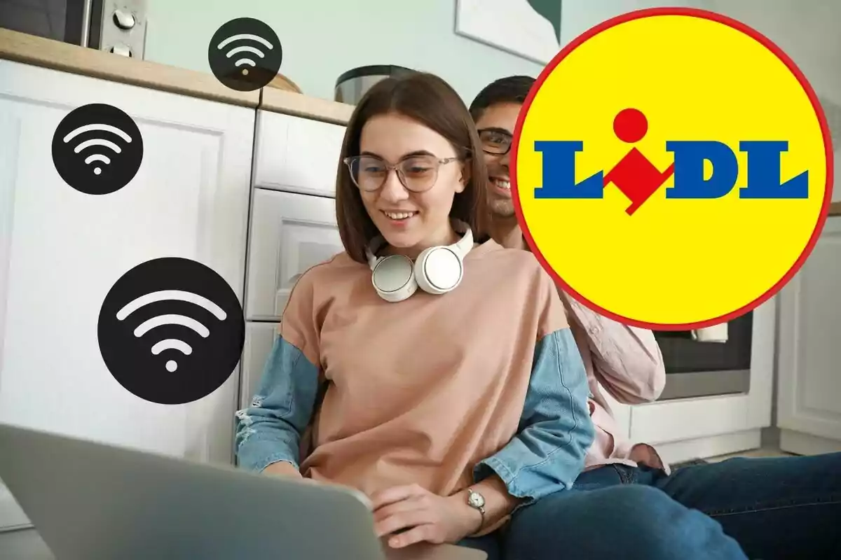 Una dona amb auriculars al voltant del coll i un home darrere seu estan asseguts en una cuina usant un ordinador portàtil amb icones de senyal de Wi-Fi flotant al voltant i el logotip de Lidl a la cantonada dreta.