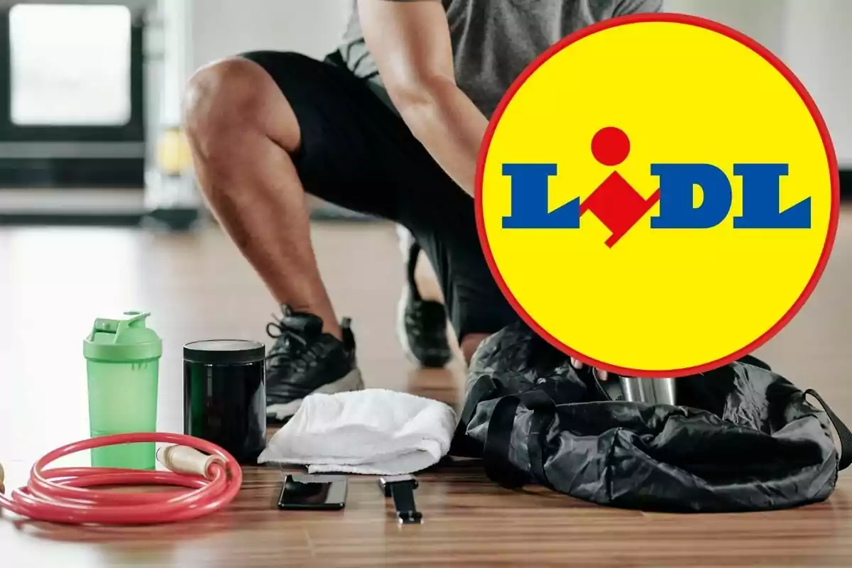 Una persona amb roba esportiva es prepara per fer exercici en un gimnàs amb una corda per saltar, una ampolla verda, un pot negre, una tovallola blanca, un telèfon i una bossa negra a terra, amb un logotip groc i blau superposat.