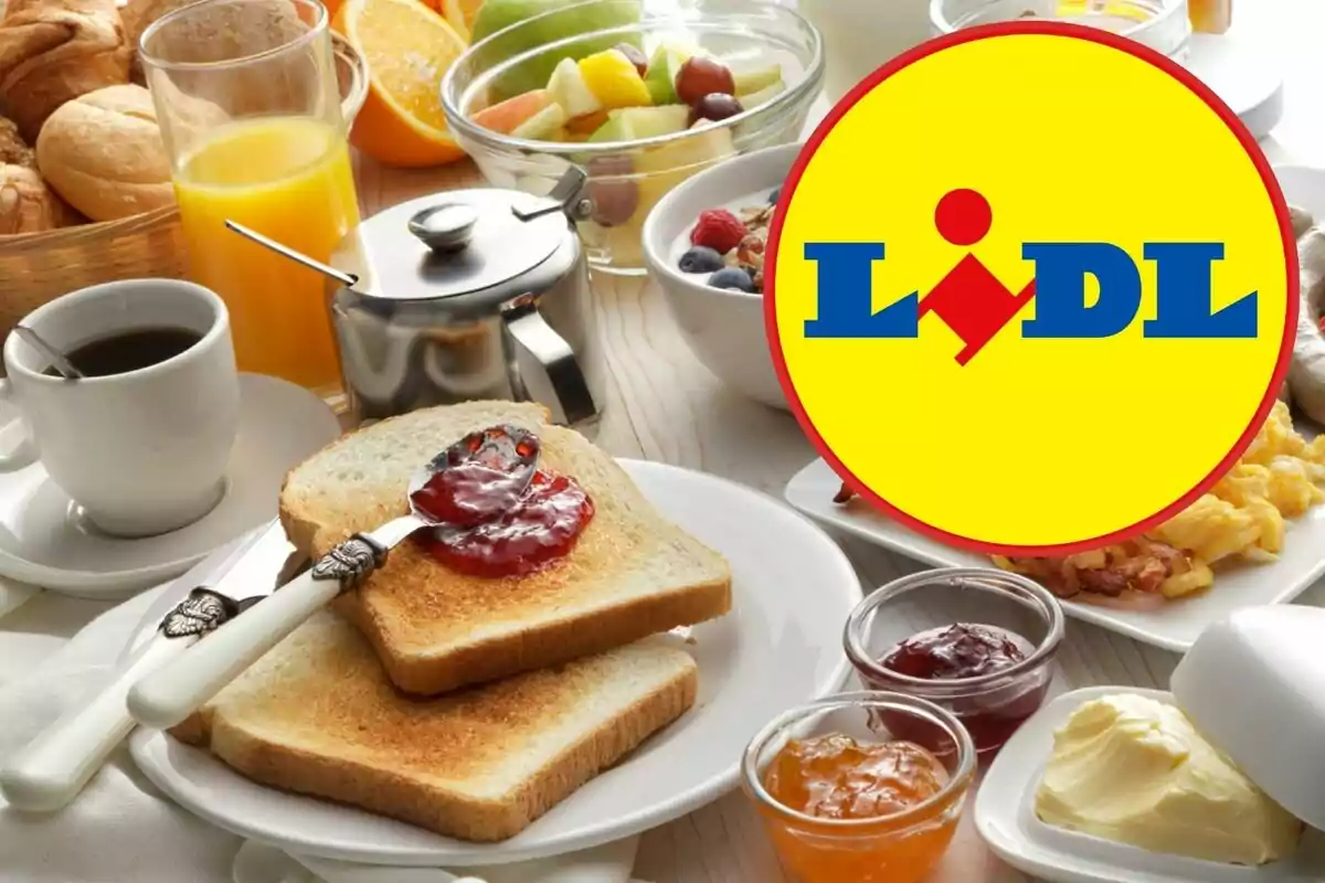 Un esmorzar amb torrades, melmelada, cafè, suc de taronja, fruites i altres aliments, acompanyat del logotip de Lidl.