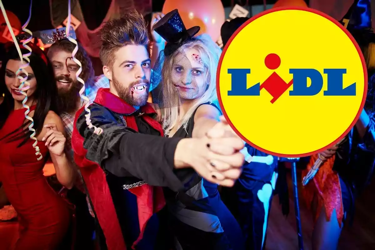 Persones disfressades en una festa de Halloween amb decoració festiva i el logotip de Lidl superposat.