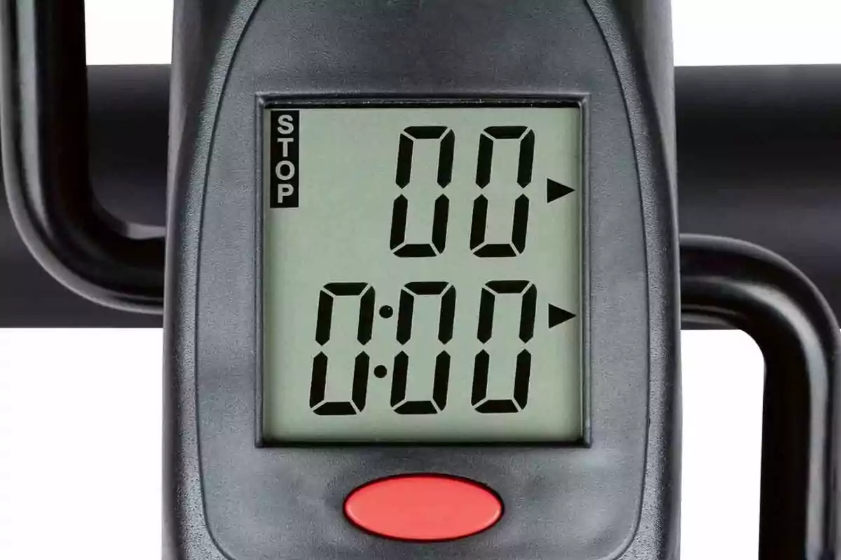 Pantalla de una bicicleta estática mostrando ceros en todas las mediciones. Pantalla de una bicicleta estática mostrando ceros en todas las mediciones.