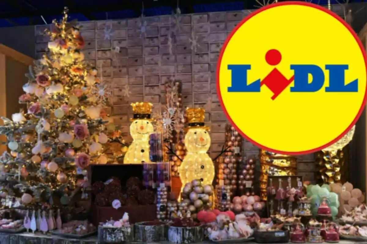 Decoració nadalenca amb un arbre il·luminat, ninots de neu i adorns, al costat del logotip de Lidl.