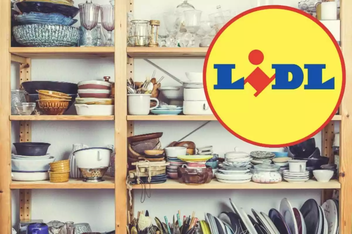 Prestatges de fusta plens de vaixella variada amb el logotip de Lidl superposat.