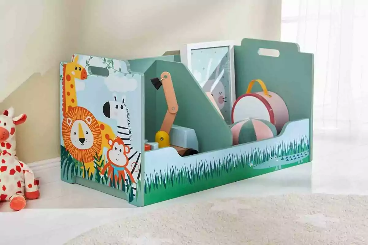 Caixa organitzadora infantil amb il·lustracions d'animals de la selva i joguines al seu interior. Caixa organitzadora infantil amb il·lustracions d'animals de la selva i joguines al seu interior.
