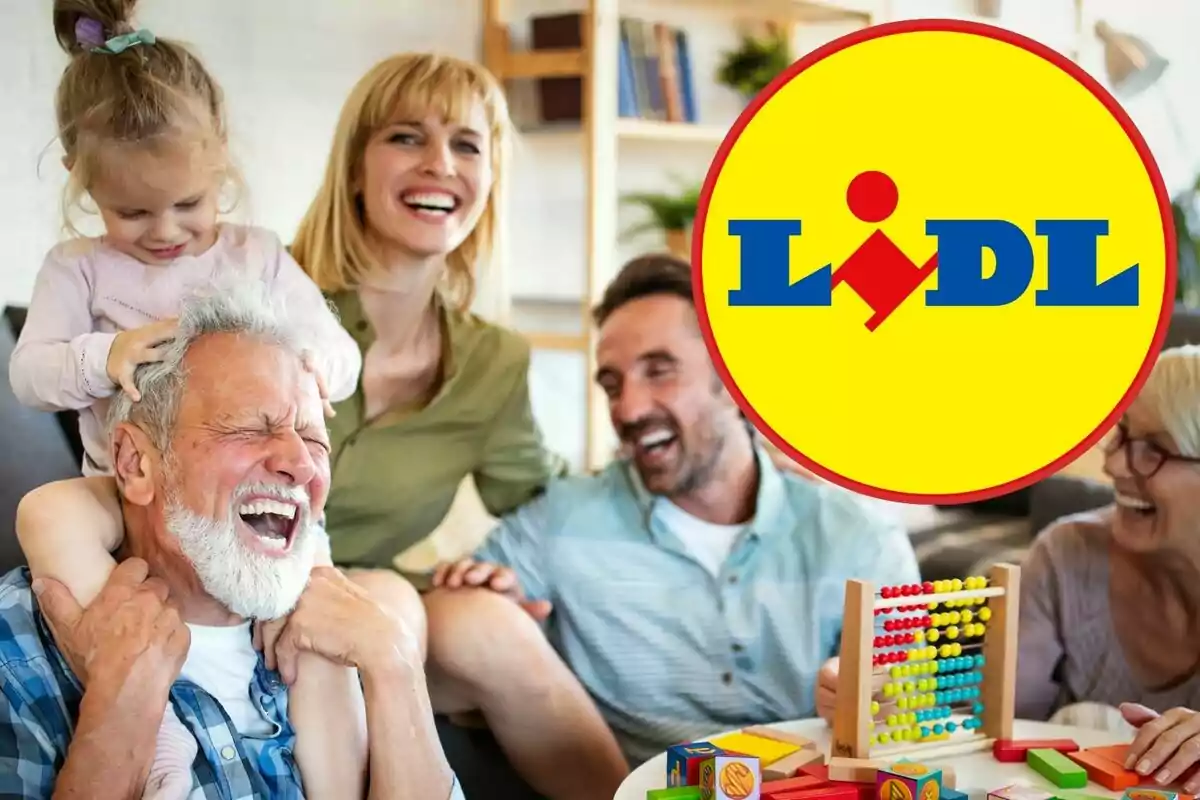 Una família somrient juga amb un àbac i blocs de colors en una sala d'estar, amb el logotip de Lidl superposat a la cantonada superior dreta.