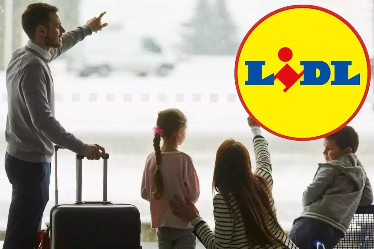 Una família en un aeroport amb maletes observa per la finestra mentre el logotip de Lidl apareix a la cantonada superior dreta.