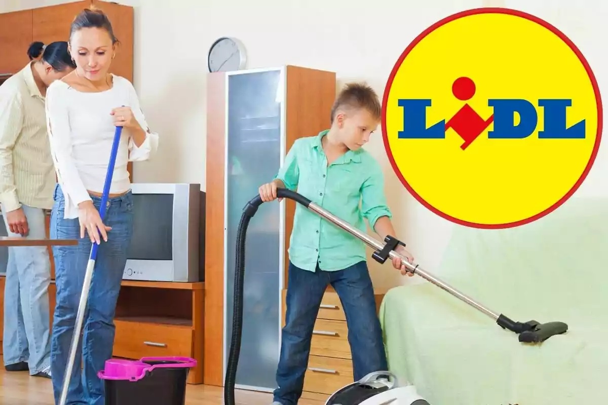 Una familia limpiando la sala de estar con el logotipo de Lidl en la esquina.