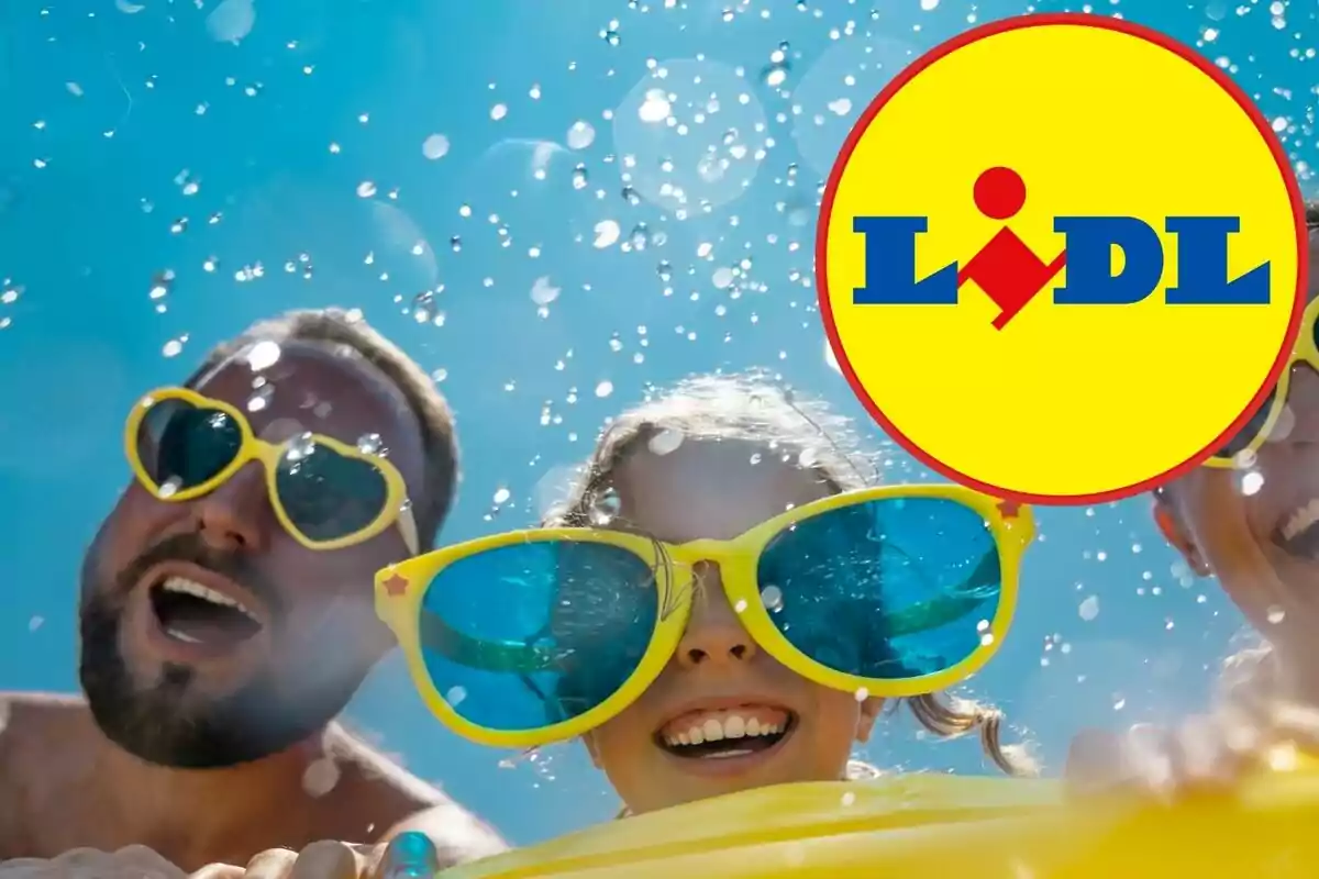 Persones amb ulleres de sol grogues gaudint sota l'aigua amb el logotip de Lidl a la cantonada.
