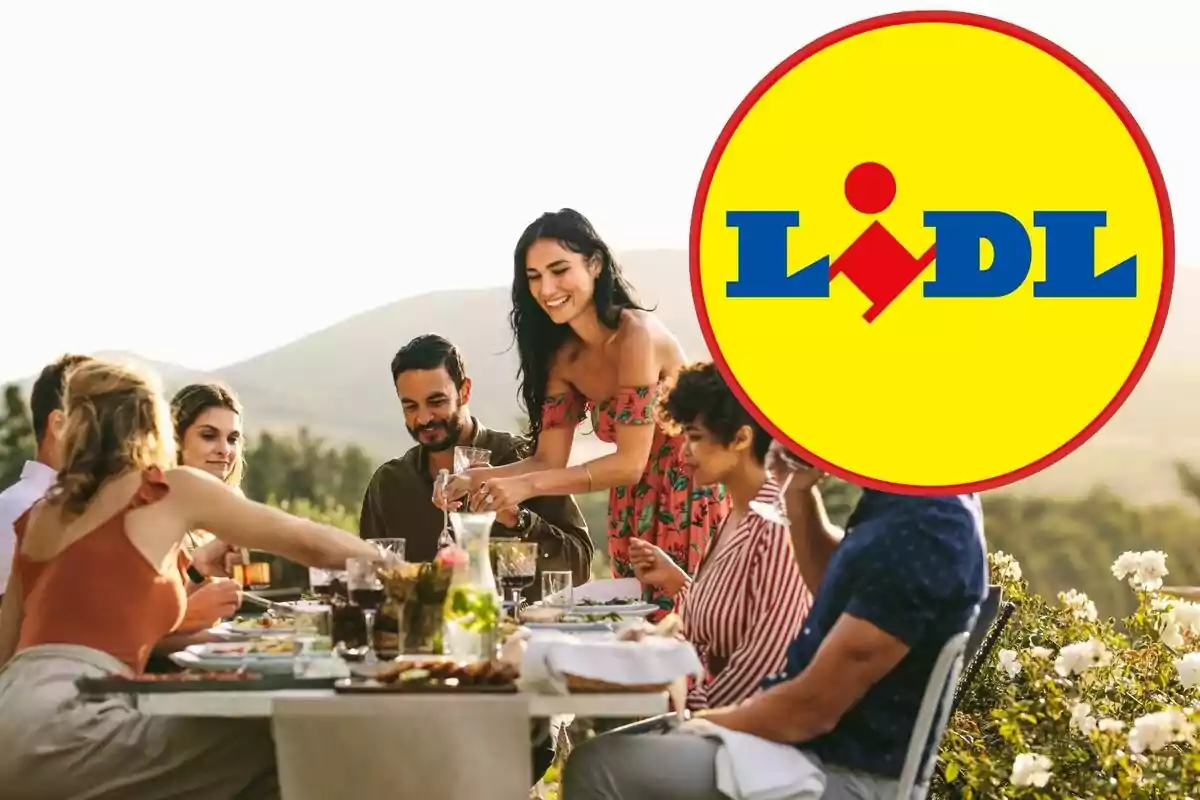 Un grup de persones gaudint d'un àpat a l'aire lliure amb el logotip de Lidl superposat a la imatge.