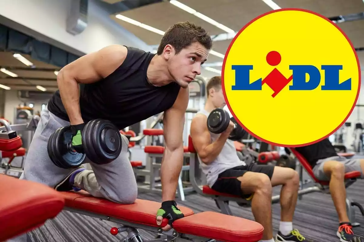 Home aixecant peses en un gimnàs amb el logotip de Lidl superposat.