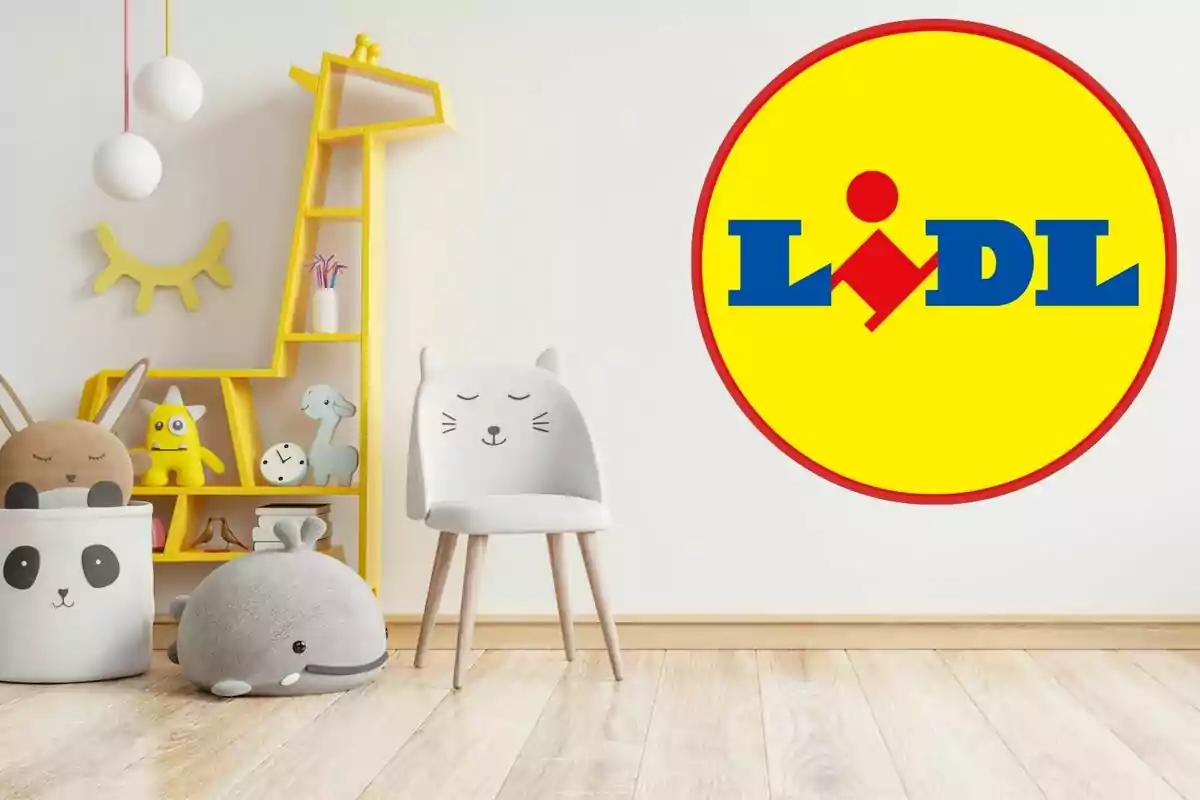 Una habitació infantil amb decoració d´animals i una prestatgeria groga en forma de girafa al costat d´un logotip de Lidl a la paret.