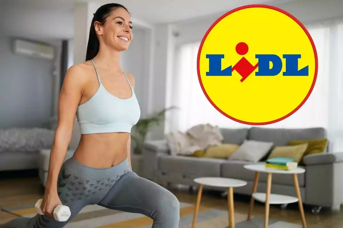 Mujer haciendo ejercicio en casa con una pesa en la mano, con el logotipo de Lidl en la esquina superior derecha.