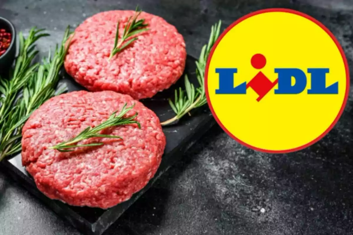 Dues hamburgueses crues amb branquetes de romaní sobre una superfície fosca al costat del logotip de Lidl.