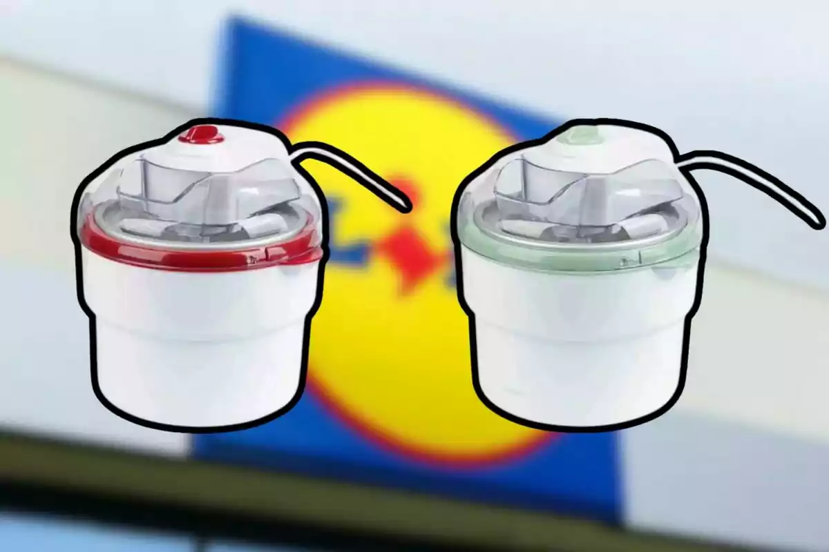 Dues màquines de fer gelat de color blanc amb detalls en vermell i verd sobre un fons desenfocat amb el logotip d’un supermercat. Dues màquines de fer gelat de color blanc amb detalls en vermell i verd sobre un fons desenfocat amb el logotip d’un supermercat.