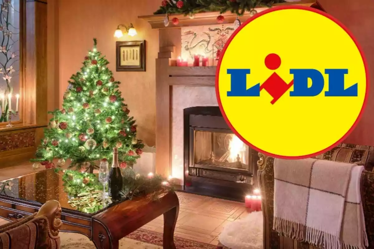 Sala d'estar decorada per Nadal amb un arbre il·luminat amb una xemeneia i el logotip de Lidl superposat.