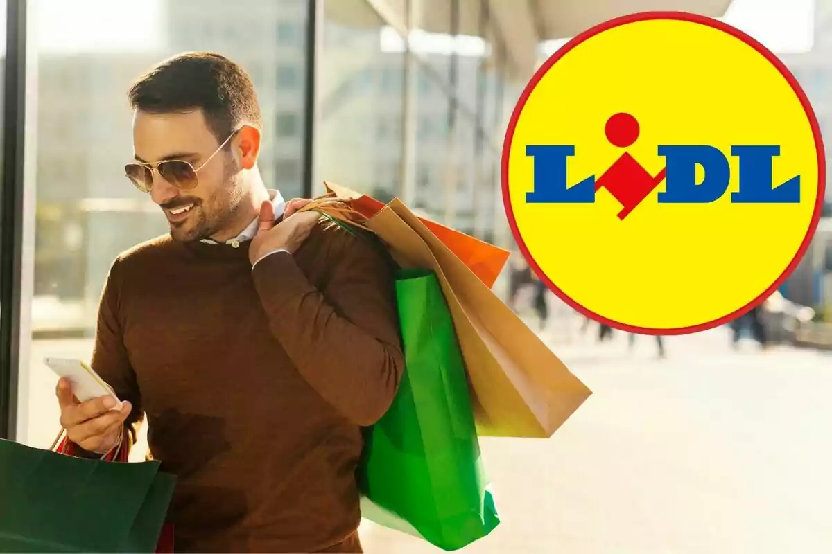 Hombre con gafas de sol sonriendo mientras sostiene bolsas de compras y revisa su teléfono, con el logo de Lidl en la esquina.