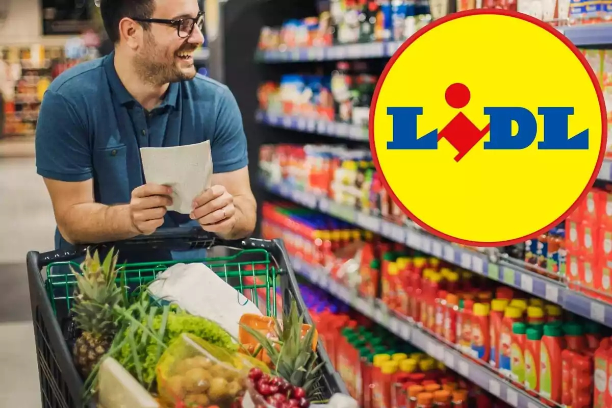 Hombre sonriendo mientras hace compras en un supermercado con un carrito lleno de productos y el logo de Lidl en la esquina.